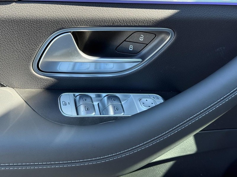 Mercedes-Benz GLE Vehicle Full-screen Gallery Image 20