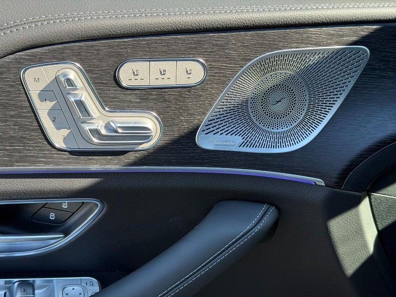 Mercedes-Benz GLE Vehicle Full-screen Gallery Image 21