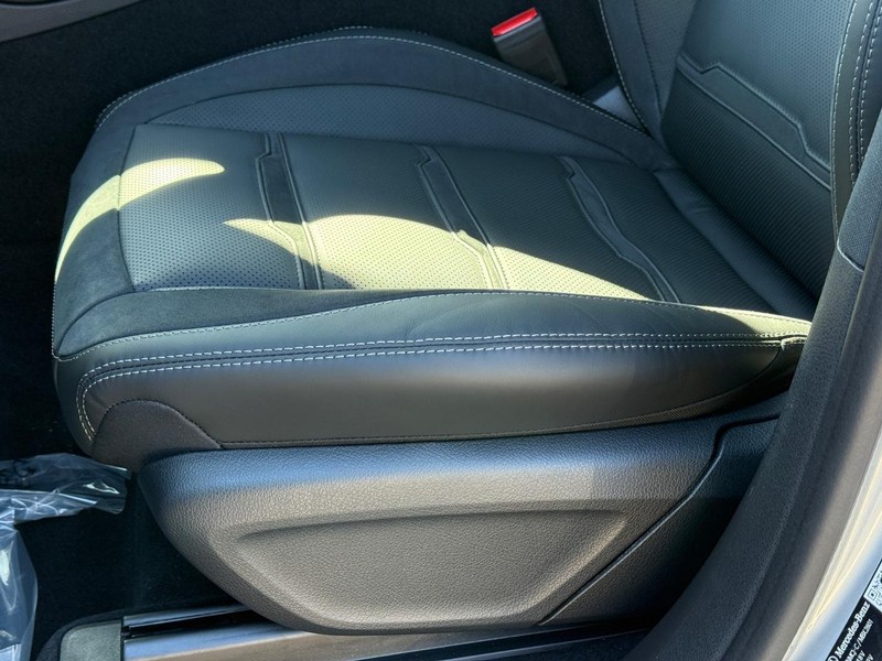 Mercedes-Benz GLE Vehicle Full-screen Gallery Image 22