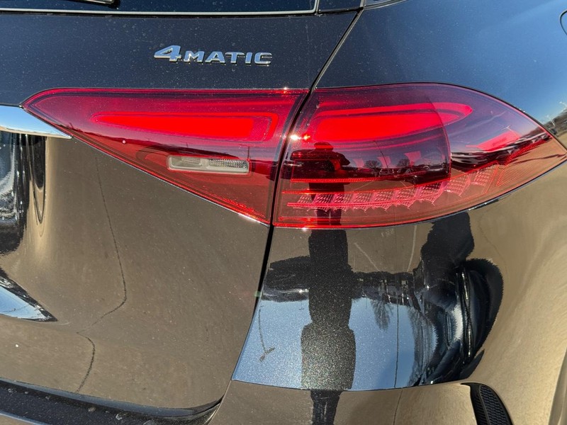 Mercedes-Benz GLE Vehicle Full-screen Gallery Image 5