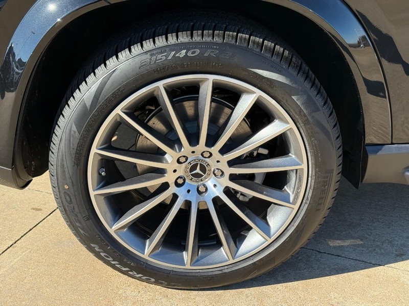 Mercedes-Benz GLE Vehicle Full-screen Gallery Image 6