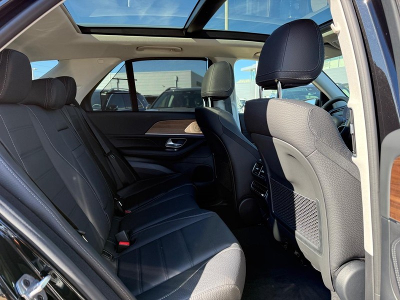 Mercedes-Benz GLE Vehicle Full-screen Gallery Image 7