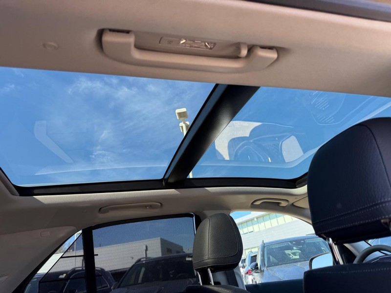 Mercedes-Benz GLE Vehicle Full-screen Gallery Image 8