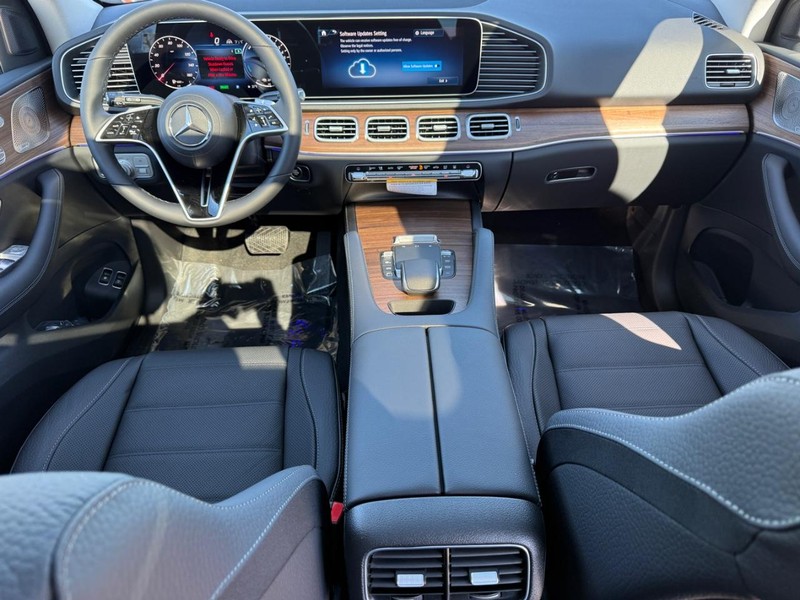 Mercedes-Benz GLE Vehicle Full-screen Gallery Image 9