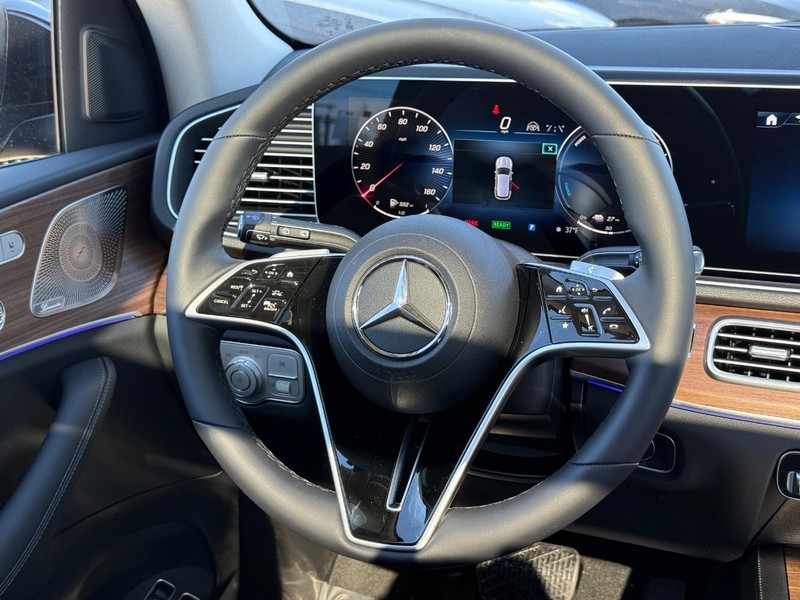 Mercedes-Benz GLE Vehicle Full-screen Gallery Image 10