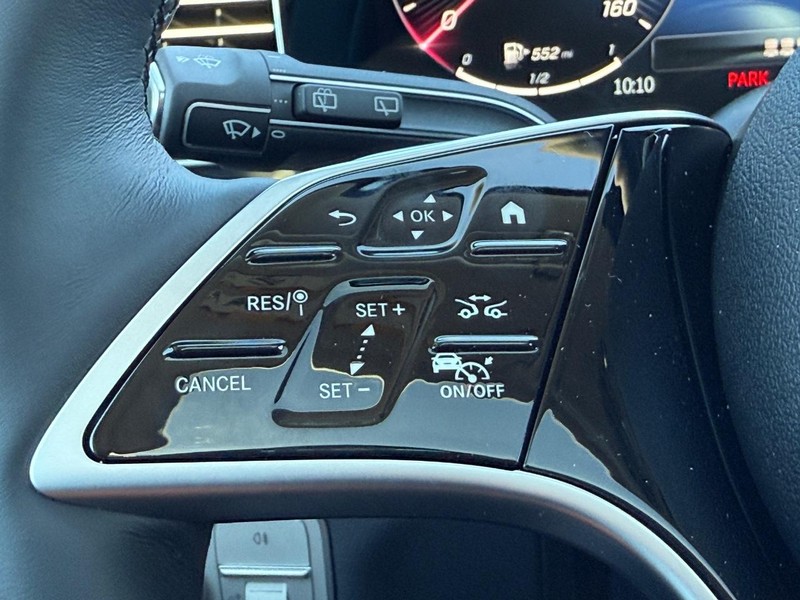 Mercedes-Benz GLE Vehicle Full-screen Gallery Image 11