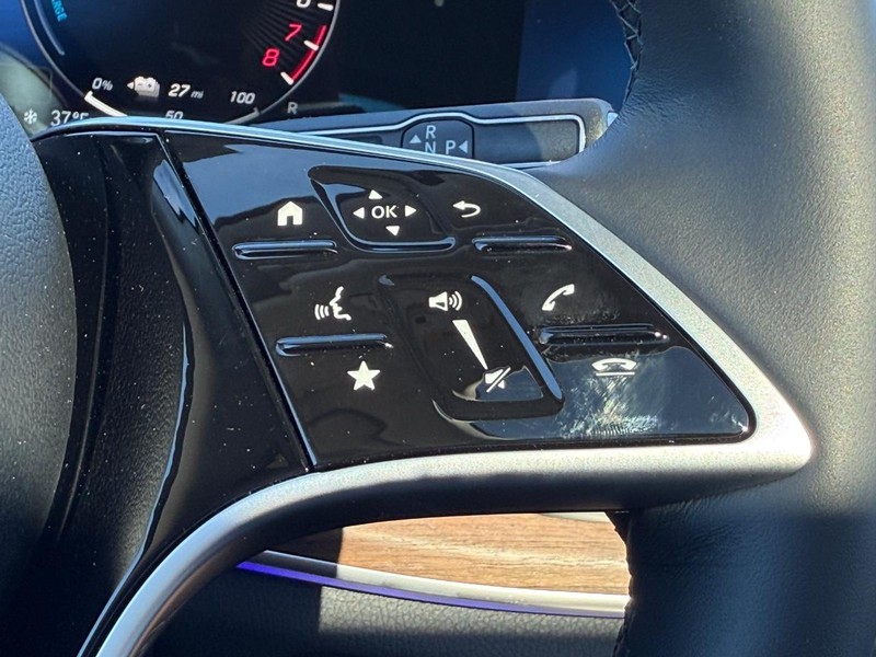 Mercedes-Benz GLE Vehicle Full-screen Gallery Image 12