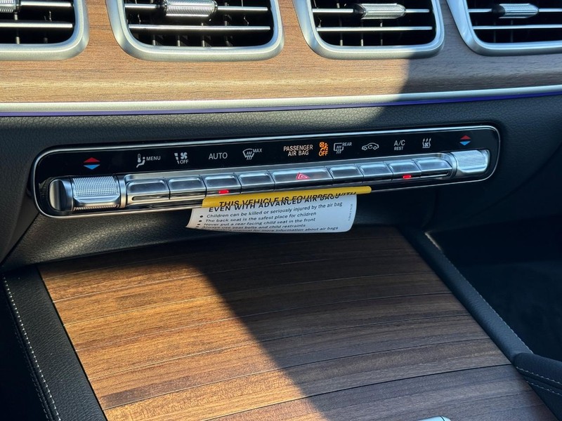 Mercedes-Benz GLE Vehicle Full-screen Gallery Image 15