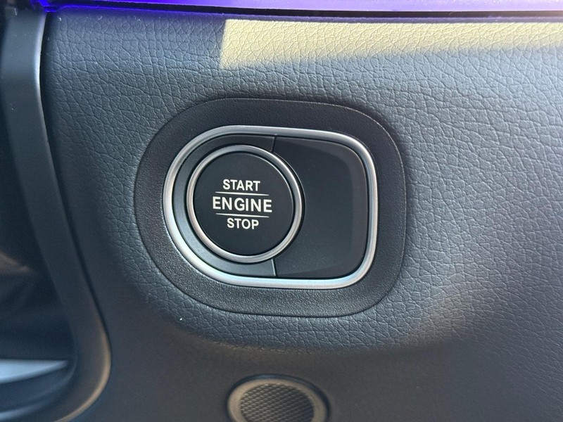 Mercedes-Benz GLE Vehicle Full-screen Gallery Image 16