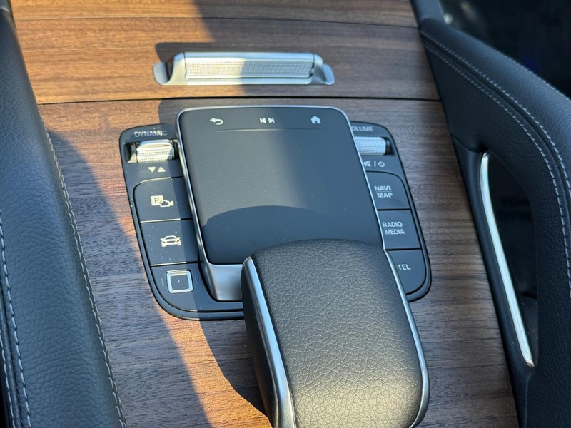 Mercedes-Benz GLE Vehicle Full-screen Gallery Image 17