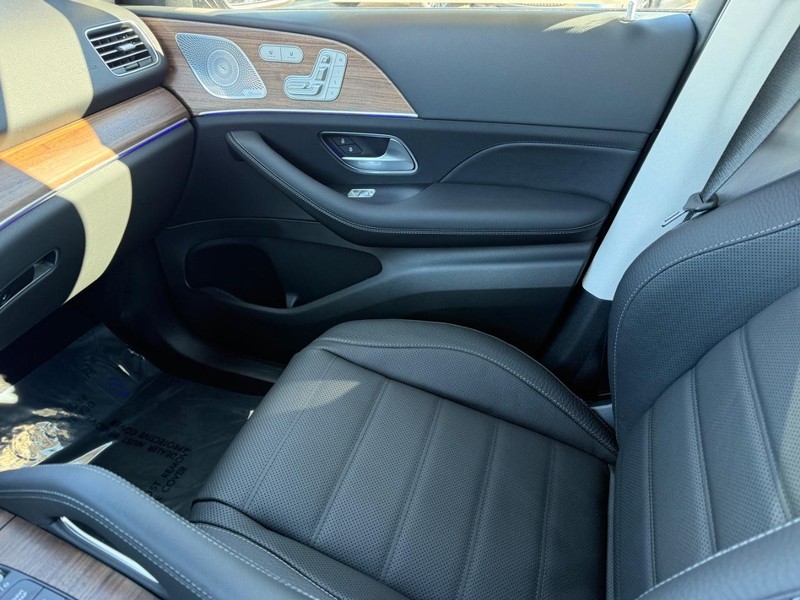 Mercedes-Benz GLE Vehicle Full-screen Gallery Image 18