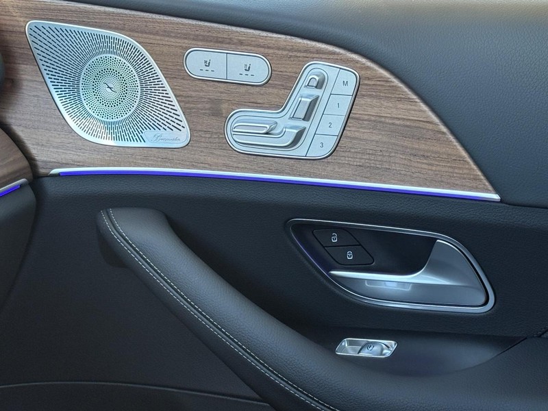 Mercedes-Benz GLE Vehicle Full-screen Gallery Image 19