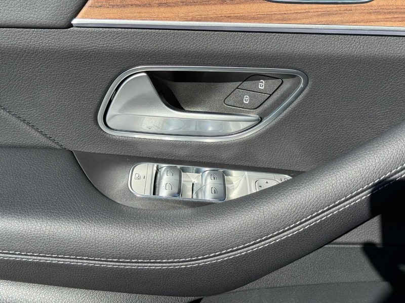 Mercedes-Benz GLE Vehicle Full-screen Gallery Image 20