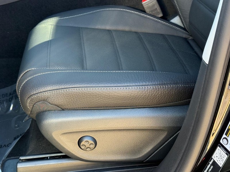 Mercedes-Benz GLE Vehicle Full-screen Gallery Image 22