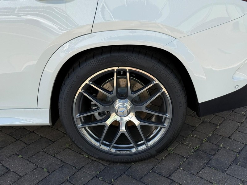 Mercedes-Benz GLE Vehicle Full-screen Gallery Image 4