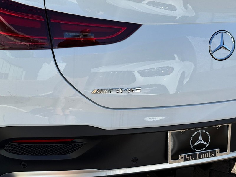 Mercedes-Benz GLE Vehicle Full-screen Gallery Image 5