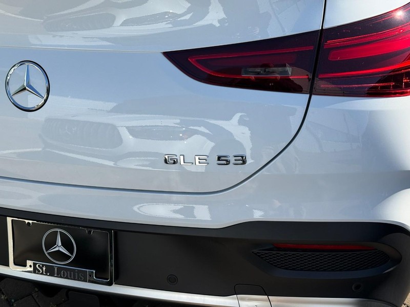 Mercedes-Benz GLE Vehicle Full-screen Gallery Image 6