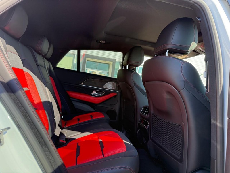 Mercedes-Benz GLE Vehicle Full-screen Gallery Image 7