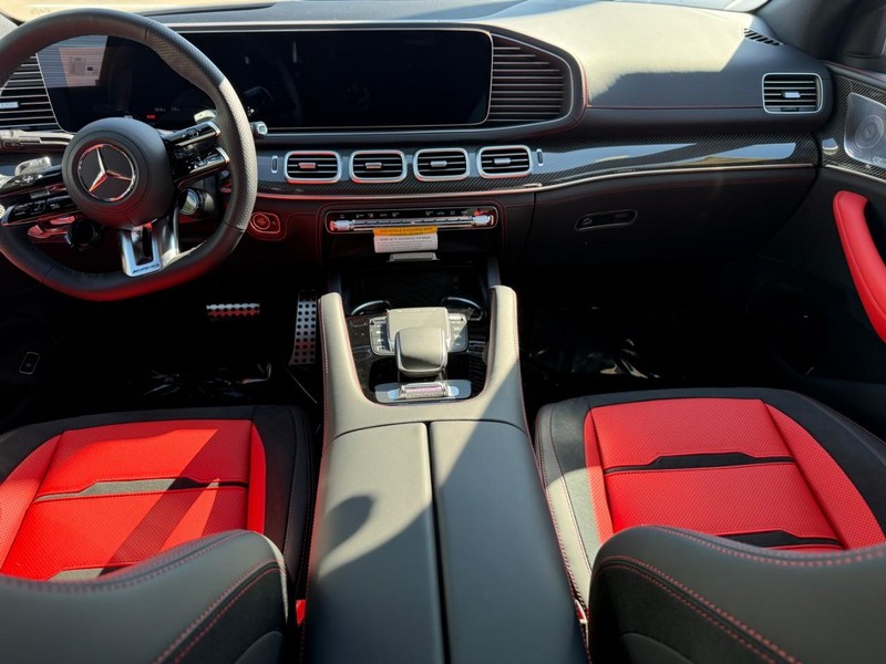 Mercedes-Benz GLE Vehicle Full-screen Gallery Image 8