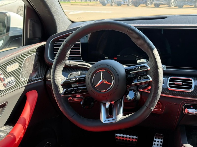 Mercedes-Benz GLE Vehicle Full-screen Gallery Image 9