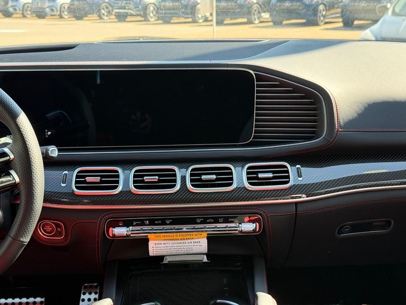 Mercedes-Benz GLE Vehicle Full-screen Gallery Image 10