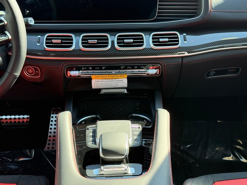 Mercedes-Benz GLE Vehicle Full-screen Gallery Image 11