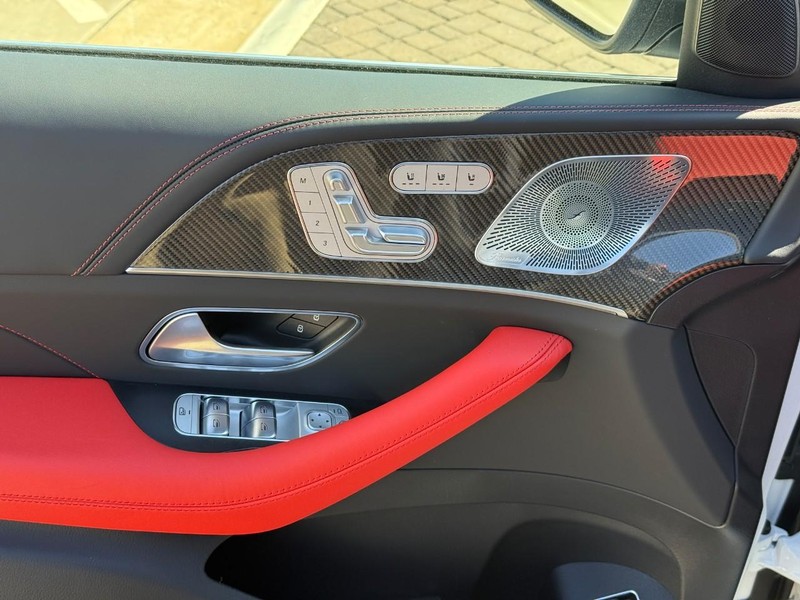 Mercedes-Benz GLE Vehicle Full-screen Gallery Image 12