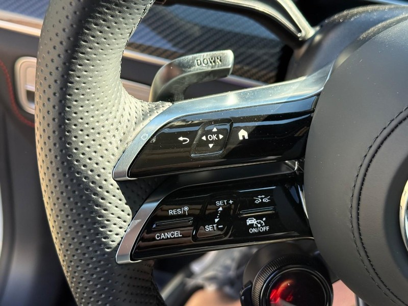 Mercedes-Benz GLE Vehicle Full-screen Gallery Image 15