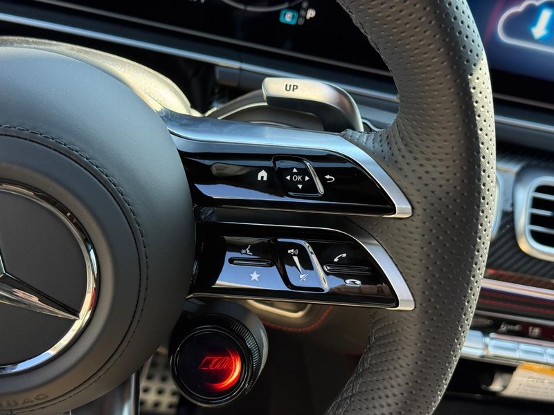 Mercedes-Benz GLE Vehicle Full-screen Gallery Image 16