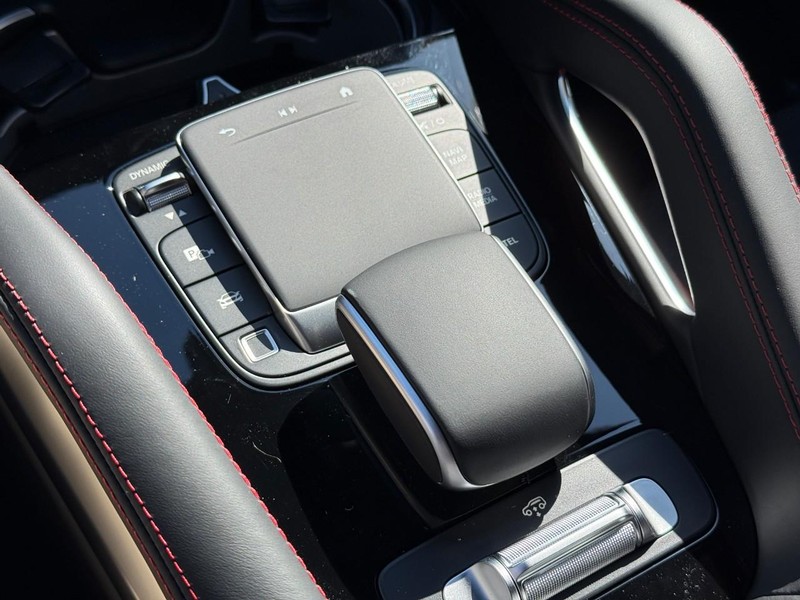 Mercedes-Benz GLE Vehicle Full-screen Gallery Image 17