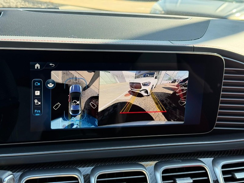 Mercedes-Benz GLE Vehicle Full-screen Gallery Image 18