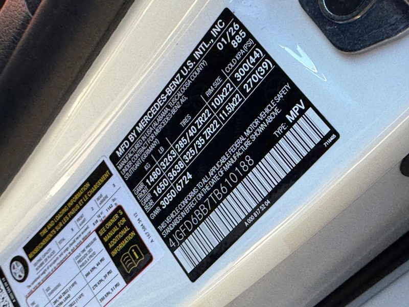 Mercedes-Benz GLE Vehicle Full-screen Gallery Image 20