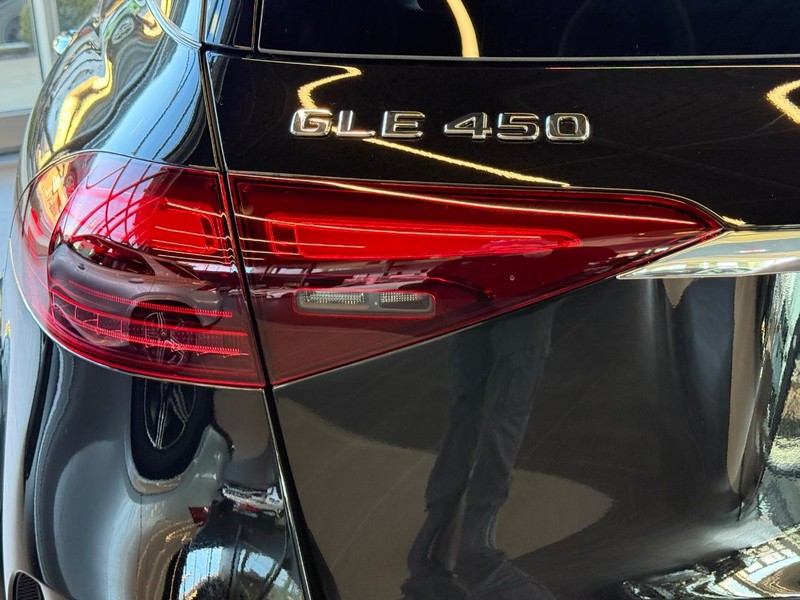 Mercedes-Benz GLE Vehicle Full-screen Gallery Image 4