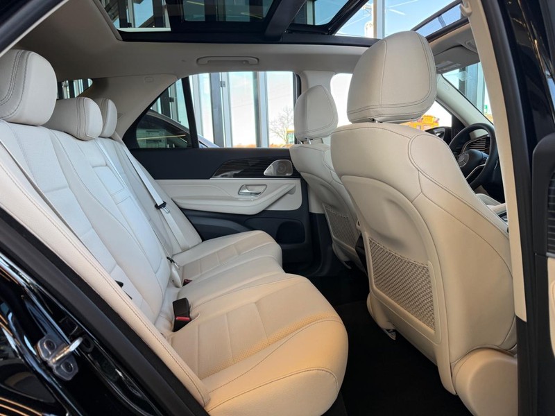 Mercedes-Benz GLE Vehicle Full-screen Gallery Image 7