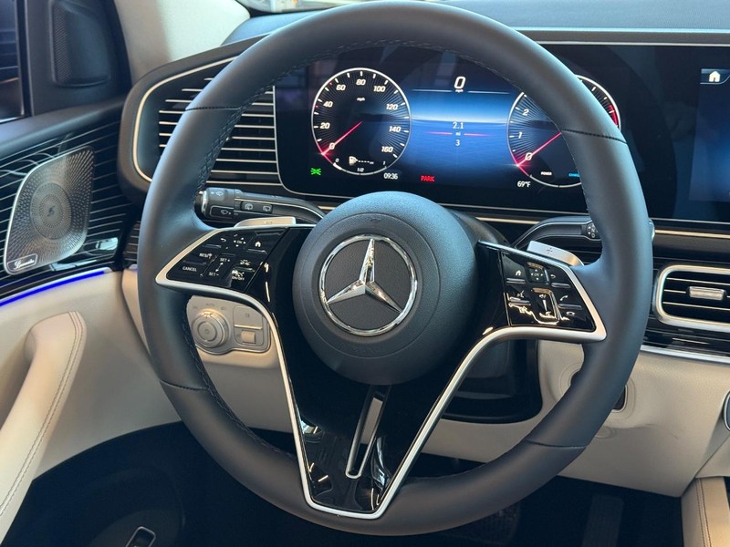 Mercedes-Benz GLE Vehicle Full-screen Gallery Image 10