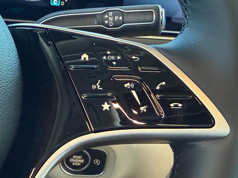 Mercedes-Benz GLE Vehicle Full-screen Gallery Image 12