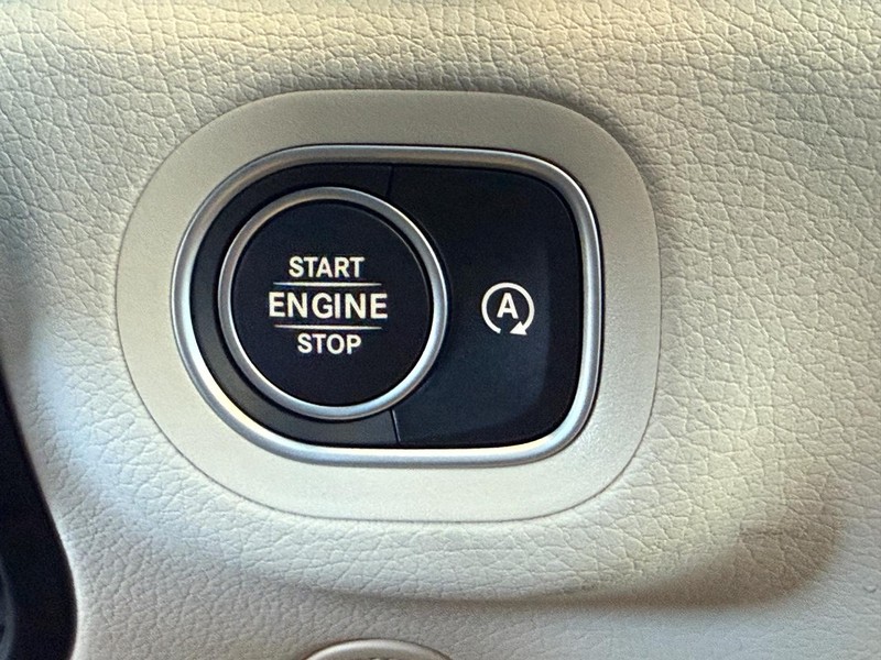 Mercedes-Benz GLE Vehicle Full-screen Gallery Image 13