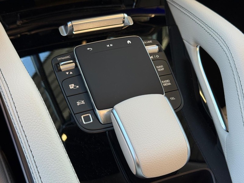 Mercedes-Benz GLE Vehicle Full-screen Gallery Image 16