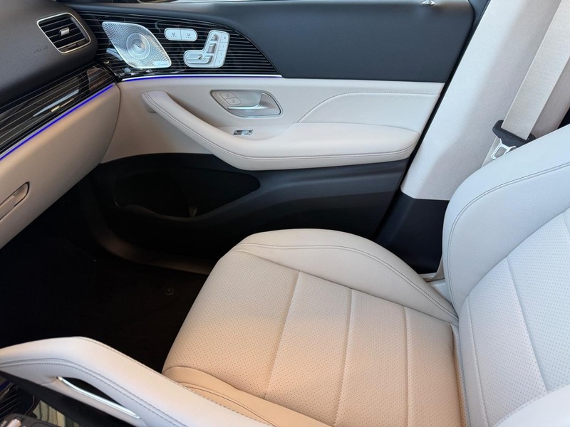 Mercedes-Benz GLE Vehicle Full-screen Gallery Image 17