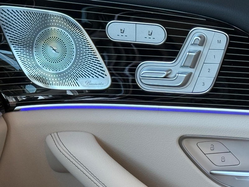 Mercedes-Benz GLE Vehicle Full-screen Gallery Image 18