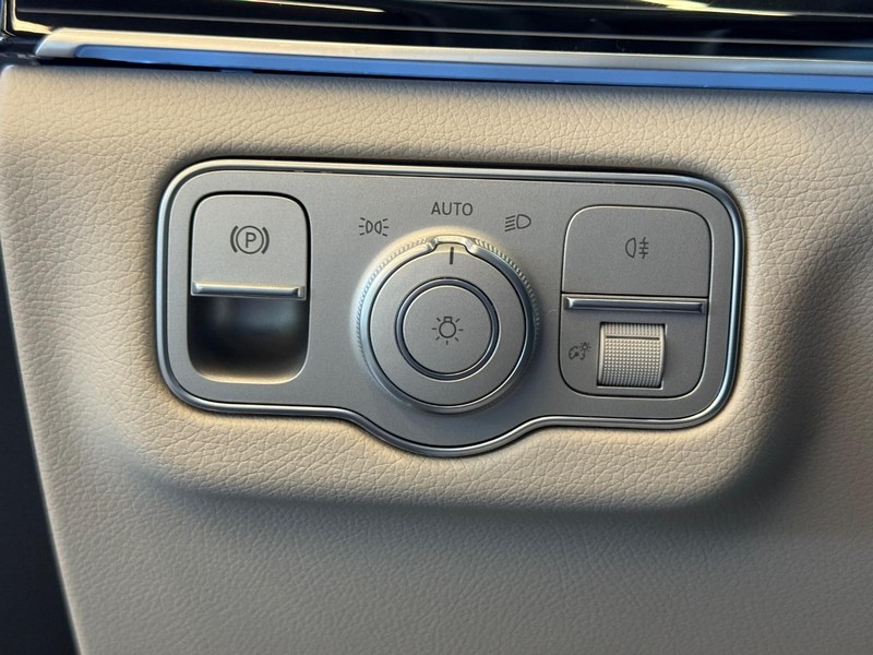 Mercedes-Benz GLE Vehicle Full-screen Gallery Image 19