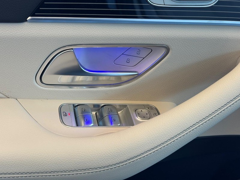 Mercedes-Benz GLE Vehicle Full-screen Gallery Image 20