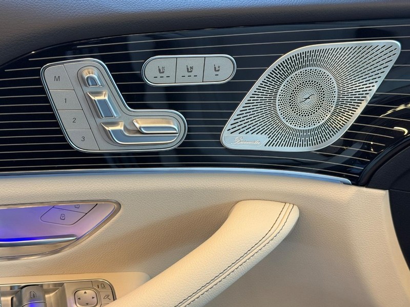 Mercedes-Benz GLE Vehicle Full-screen Gallery Image 21