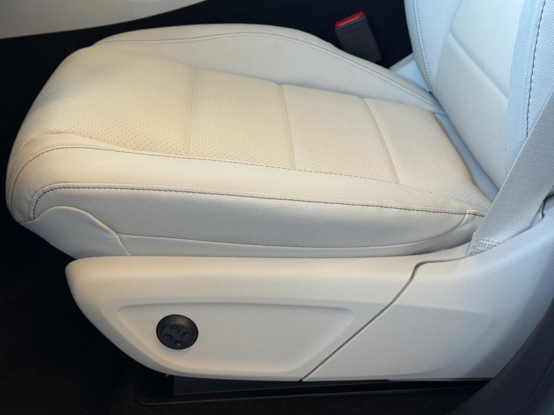 Mercedes-Benz GLE Vehicle Full-screen Gallery Image 22