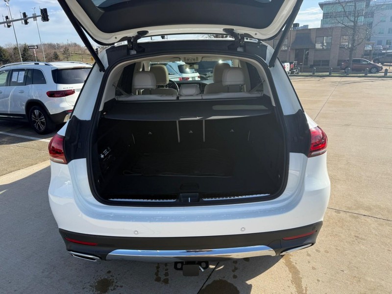 Mercedes-Benz GLE Vehicle Full-screen Gallery Image 8