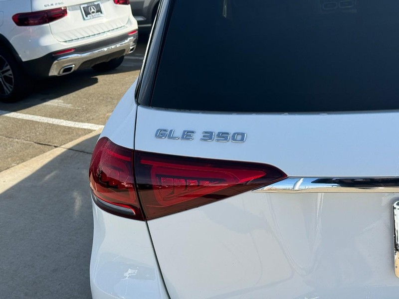 Mercedes-Benz GLE Vehicle Full-screen Gallery Image 10