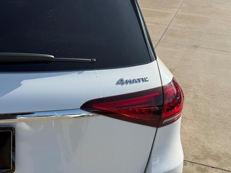 Mercedes-Benz GLE Vehicle Full-screen Gallery Image 11