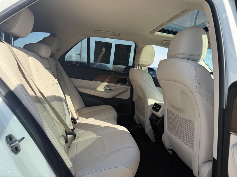 Mercedes-Benz GLE Vehicle Full-screen Gallery Image 12