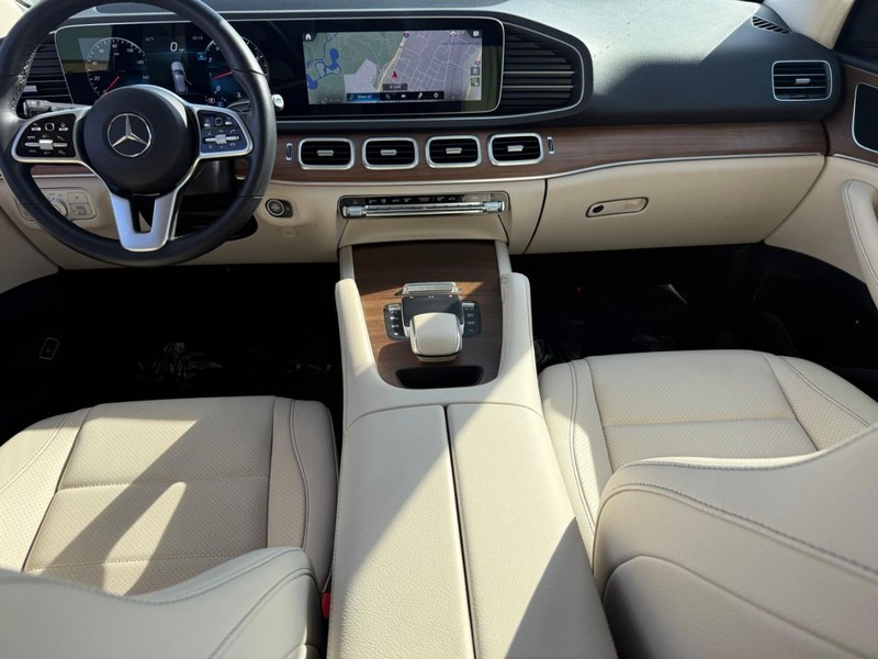 Mercedes-Benz GLE Vehicle Full-screen Gallery Image 13