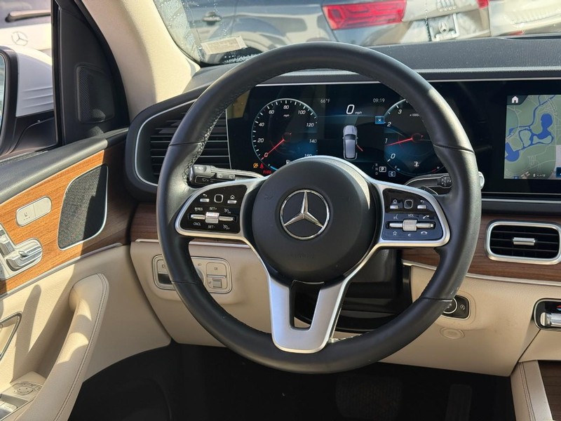 Mercedes-Benz GLE Vehicle Full-screen Gallery Image 14